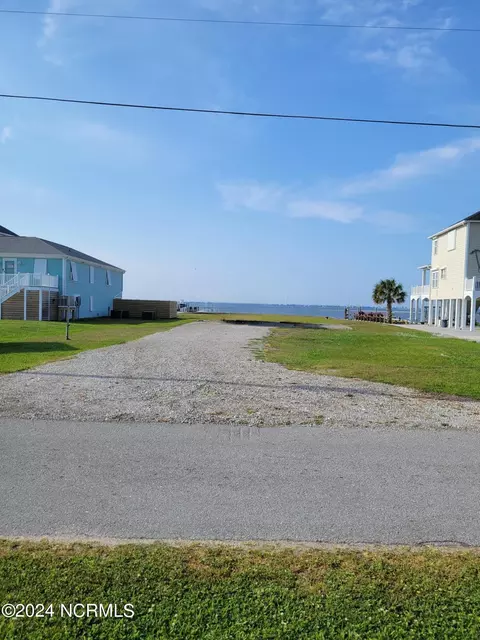 147 Salty Shores Point Dr, Newport, NC 28570