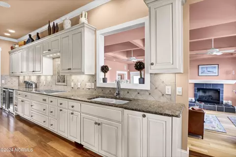 Kitchen - 336 Olde Point Loop, Hampstead, NC 28443 photo 3 of 4