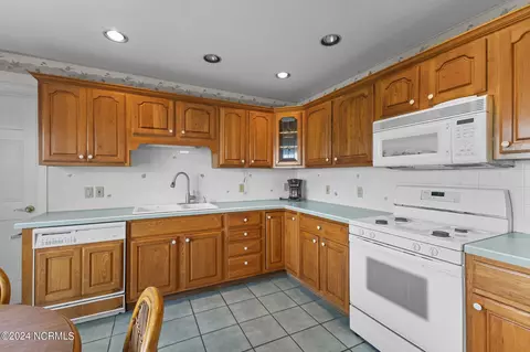 Kitchen - 116 Tripzend Lndg, Davis, NC 28524 photo 3 of 4