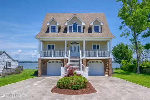 203 Riverside Dr, Sneads Ferry, NC 28460