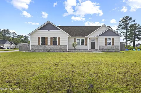 255 Breakwater Dr, Sneads Ferry, NC 28460