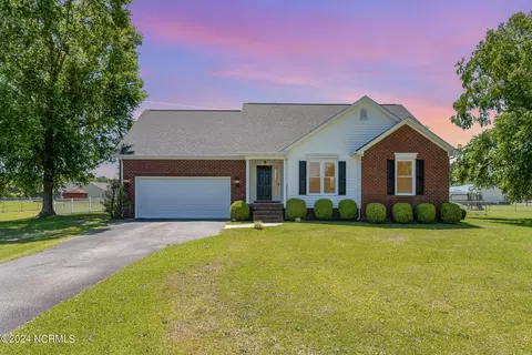 102 Hawkins Dr, Pikeville, NC 27863