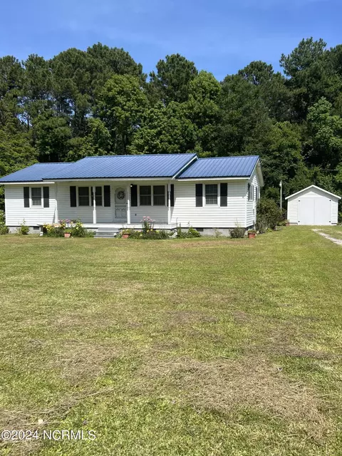 659 Harkers Island Rd, Beaufort, NC 28516
