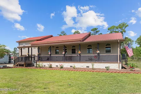 40 Beach Rd S, Belhaven, NC 27810