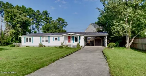 605 Harpoon Ct, Hampstead, NC 28443