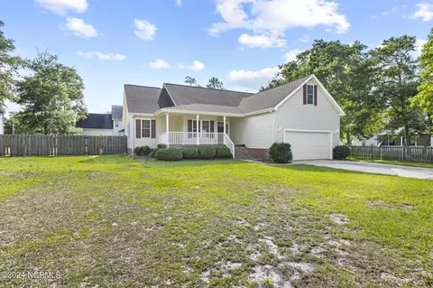 208 Marine Dr, Sneads Ferry, NC 28460