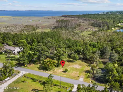 184 Sunrise Dr, Beaufort, NC 28516