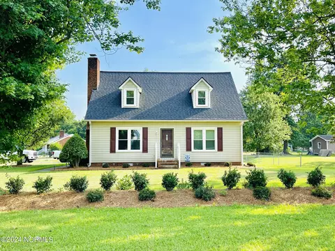 2208 Woodridge Dr, Winterville, NC 28590