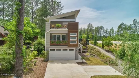 640 W Rhode Island Ave, Southern Pines, NC 28387