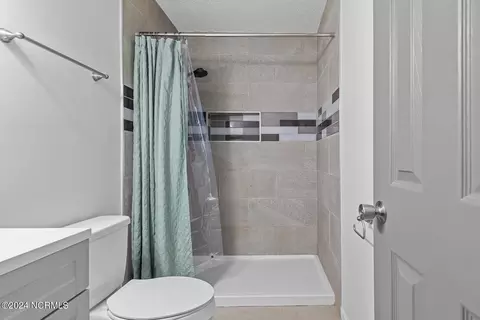 Bath - 304 Dayrell Dr, Hubert, NC 28539 photo 3 of 4