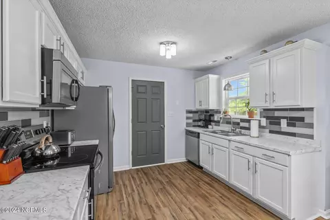 Kitchen - 304 Dayrell Dr, Hubert, NC 28539 photo 2 of 2