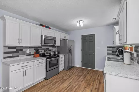 Entry Way - 304 Dayrell Dr, Hubert, NC 28539 photo 2 of 3