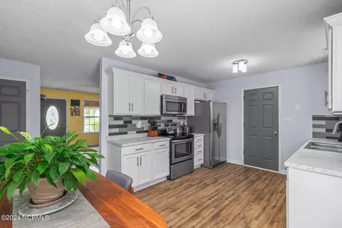 Kitchen - 304 Dayrell Dr, Hubert, NC 28539 photo 1 of 2