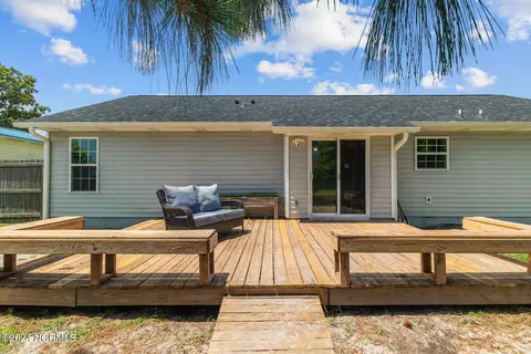 Exterior - 304 Dayrell Dr, Hubert, NC 28539 photo 3 of 6