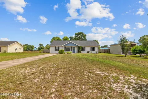 Exterior - 304 Dayrell Dr, Hubert, NC 28539 photo 1 of 6