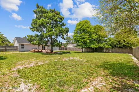 Exterior - 304 Dayrell Dr, Hubert, NC 28539 photo 5 of 6