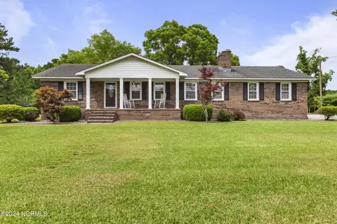 1853 Nc 111, Chinquapin, NC 28521
