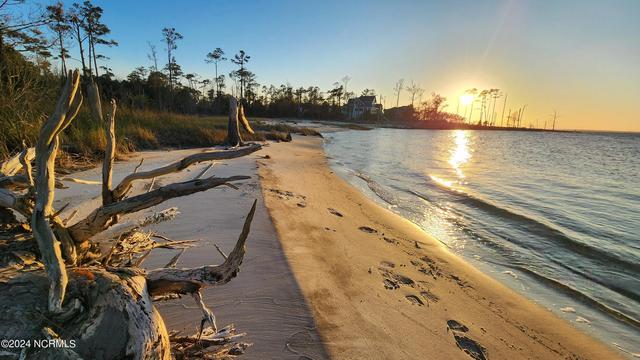 748 Sandy Point Dr, Beaufort, NC 28516