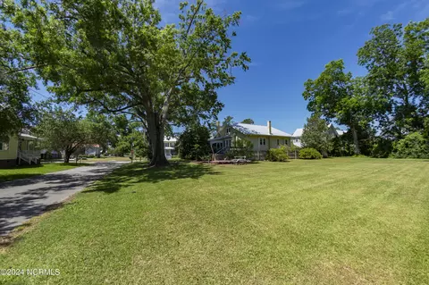 403 Academy St, Oriental, NC 28571