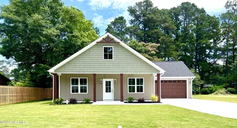 312 2nd St, Wallace, NC 28466