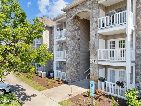 632 Condo Club Dr UNIT 201, Wilmington, NC 28412