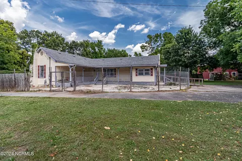 458 Riverbend Rd, Goldsboro, NC 27530