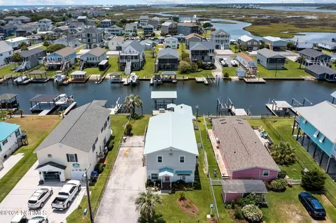 4053 4th St, Surf City, NC 28445