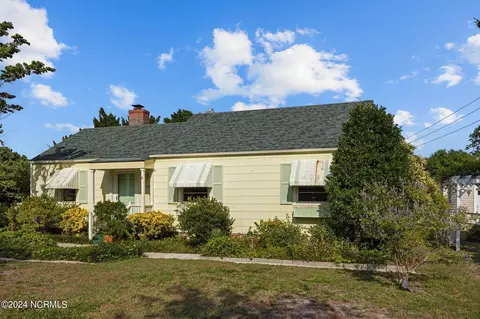 2705 Homes Dr, Morehead City, NC 28557