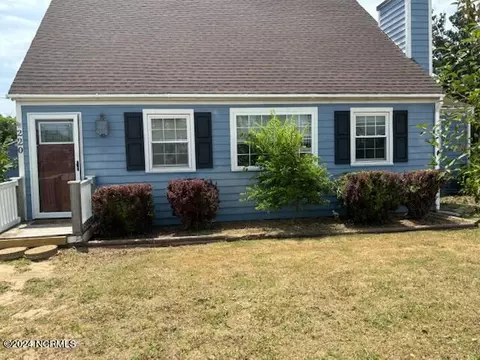220 Bell St, Cedar Point, NC 28584