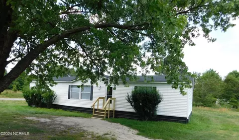 21701 Bluebird Ln, Laurel Hill, NC 28351