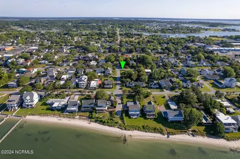 1913 Evans St, Morehead City, NC 28557