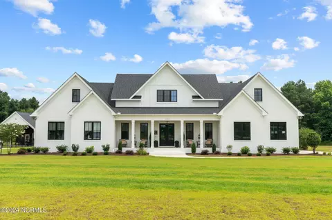 1505 Fox Hollow Dr, Ayden, NC 28513