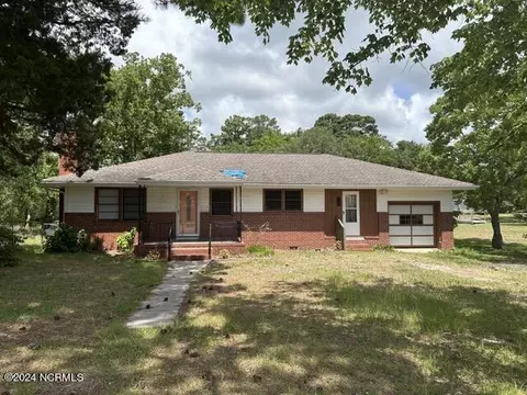 715 E Moore St, Southport, NC 28461