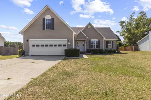 107 Lawndale Ln, Sneads Ferry, NC 28460