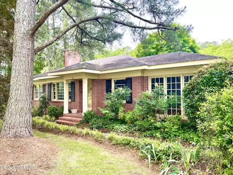 711 N East St, Roseboro, NC 28382