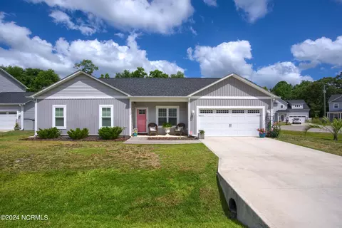 300 Holbrook Ln, Hubert, NC 28539