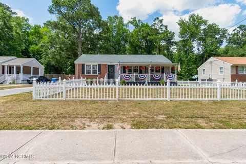 817 Barn St, Jacksonville, NC 28540
