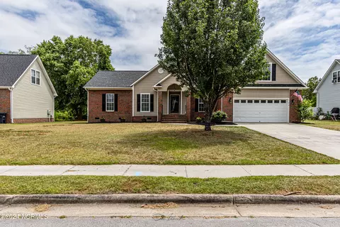 210 Lansing Ct, Jacksonville, NC 28540