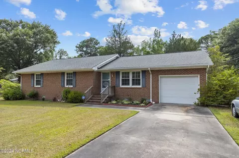 2313 N Lakeview Dr, Newport, NC 28570