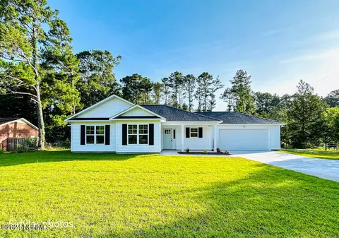 225 Sand Ridge Rd, Hubert, NC 28539