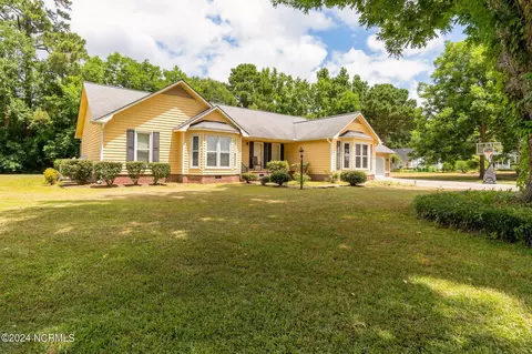 100 Pecan Ln, Richlands, NC 28574