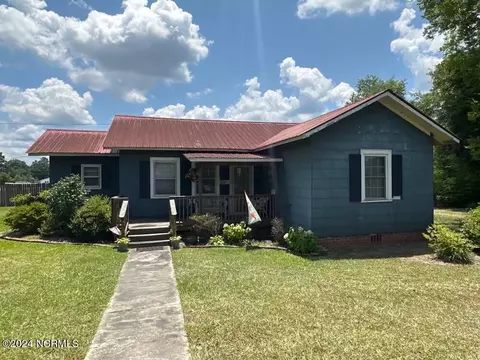 305 W Cliff St, Wallace, NC 28466