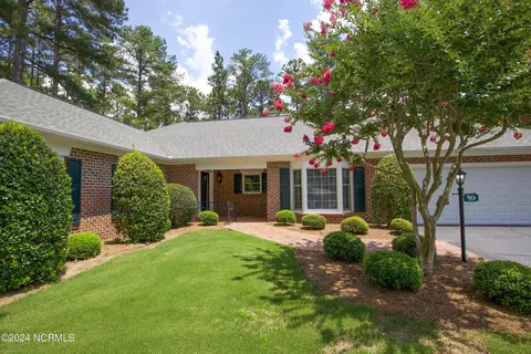 59 Manigault Pl, Southern Pines, NC 28387