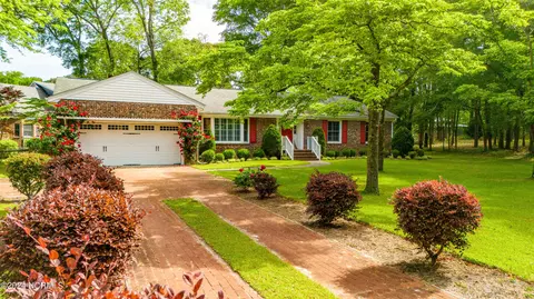 204 Pinewood Dr, Arapahoe, NC 28510