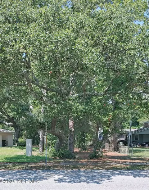 927 N Caswell Ave, Southport, NC 28461
