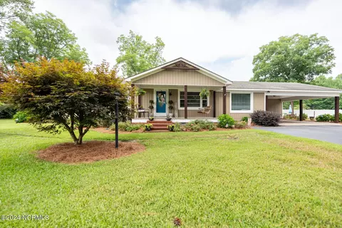 806 Village St, Bladenboro, NC 28320