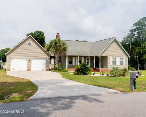 208 Bogue Sound Dr, Cape Carteret, NC 28584