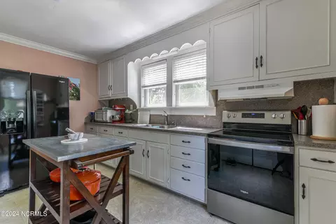 Kitchen - 403 E High St, Murfreesboro, NC 27855 photo 2 of 2