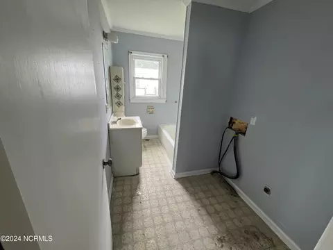 409 E Nelson St, Mount Olive, NC 28365 photo 4