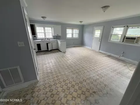 409 E Nelson St, Mount Olive, NC 28365 photo 3
